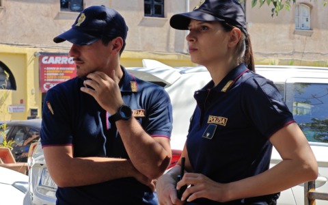 Tenta di estorcere denaro a un commerciante, aggredisce un poliziotto e viola la misura cautelare, arrestato