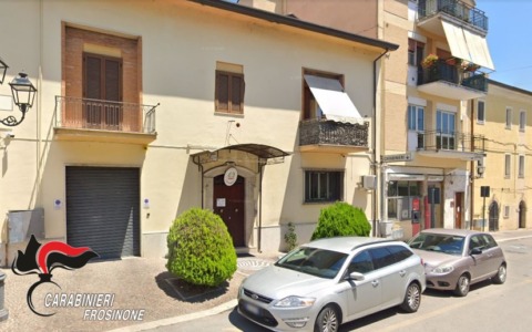 Tentano il furto uno uno stabilimento siderurgico, cinque arresti