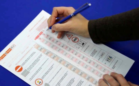 Tentata truffa all’esame di guida: candidato scoperto con microauricolare nascosto nell’orecchio