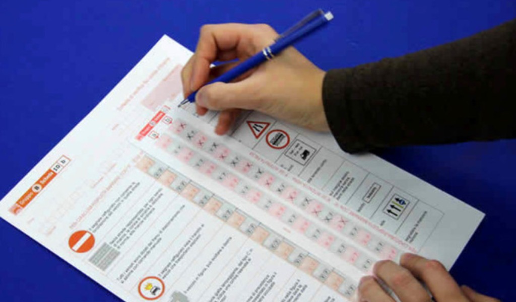 Tentata truffa all’esame di guida: candidato scoperto con microauricolare nascosto nell’orecchio
