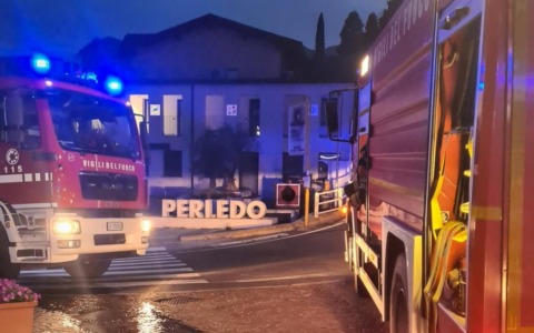 Tetto di un’abitazione in fiamme nel centro di Perledo: intervento dei Vigili del fuoco all’alba