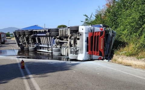 Tir si ribalta, statale Sora – Cassino chiusa, autista ferito