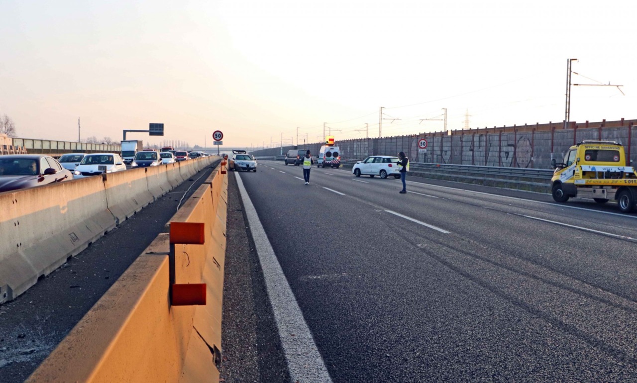 Torino-Milano, ciclista in autostrada all’altezza di Settimo Torinese: traffico in allerta