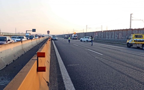 Torino-Milano, ciclista in autostrada all’altezza di Settimo Torinese: traffico in allerta