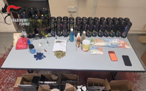 Torino: sequestrate bombole di gas esilarante e droga, in manette due giovani
