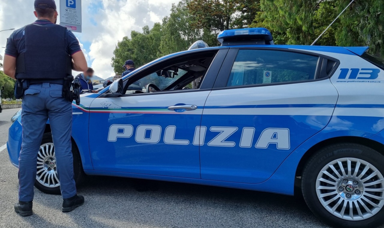 Torino, violava i domiciliari per spacciare: arrestato con 700 grammi di cocaina e crack e 8.600 euro