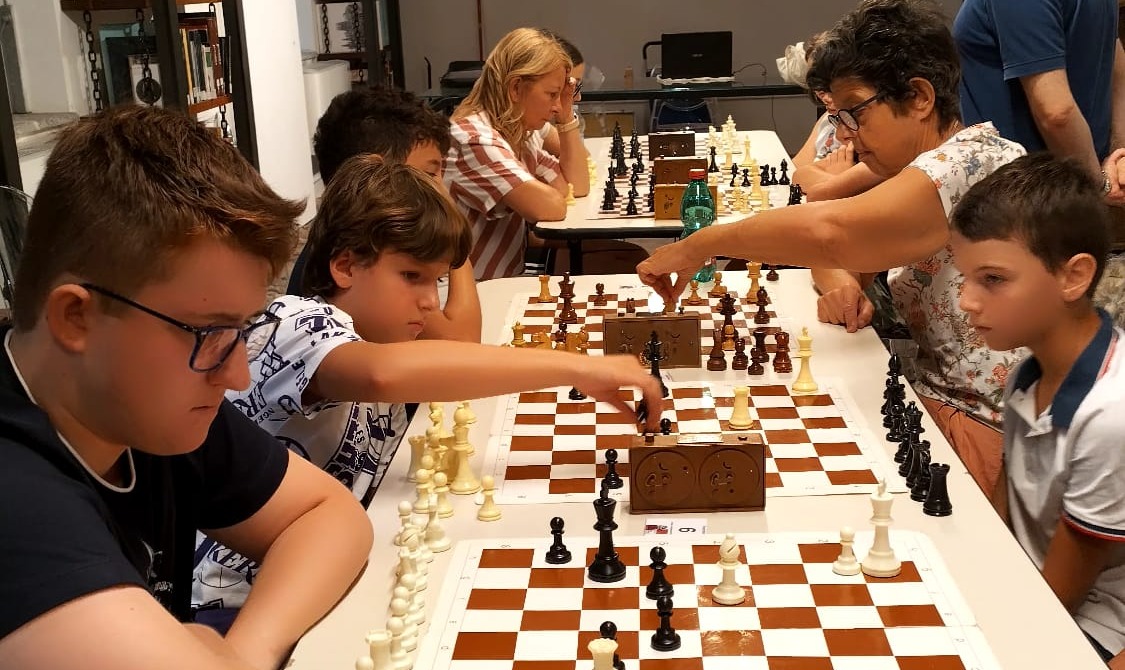 Torneo conclusivo per il corso di scacchi in biblioteca ad Arona