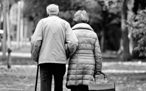 Tra costi per Rsa e quelli per le badanti, a Bergamo gli over 65 sono al verde