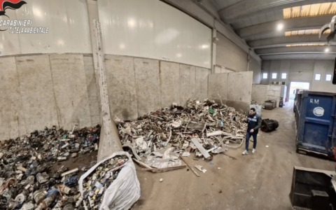 Traffico internazionale di rifiuti da Brescia al Pakistan: 16 le persone indagate