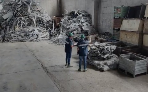 Traffico transnazionale di rifiuti, maxi operazione dei carabinieri all’alba
