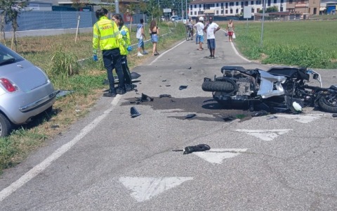 Tragedia sulla Sp90: 59enne di Fara in scooter si schianta contro un’auto e perde la vita