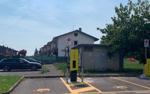 Transizione energetica, installate colonnine per la ricarica dei veicoli elettrici in tre vie cittadine