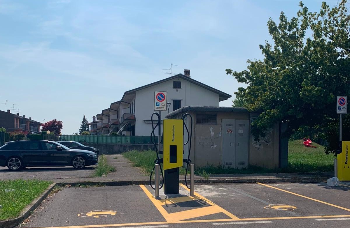 Transizione energetica, installate colonnine per la ricarica dei veicoli elettrici in tre vie cittadine