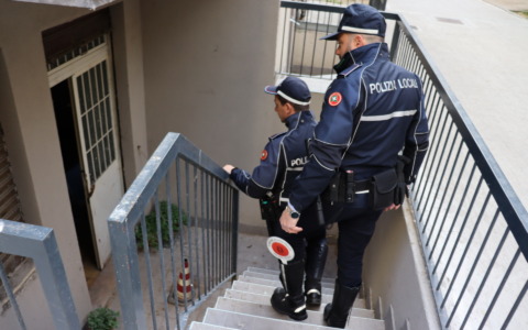 Trasforma il seminterrato del locale in una discoteca abusiva: la Polizia Locale la fa chiudere