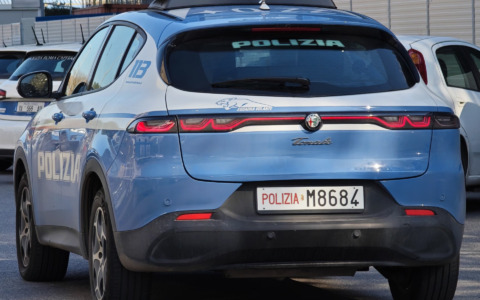 Travestito da postino rapina l’ufficio postale e fugge