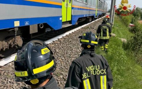 Treno fermo in avaria, odissea per 150 persone