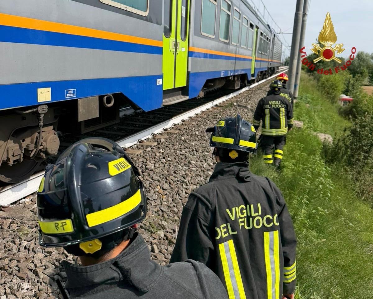 Treno fermo in avaria, odissea per 150 persone
