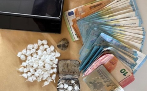 Trovato con oltre 80 dosi di cocaina, arrestato