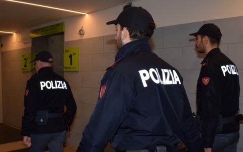 Trovato con un chilogrammo e mezzo di droga nello zaino