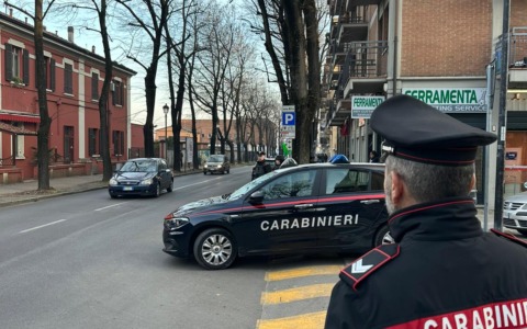 Trovato in possesso di dosi di hashish e coltello proibito