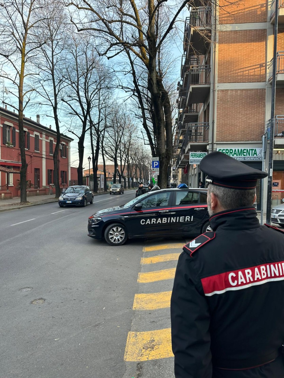 Trovato in possesso di dosi di hashish e coltello proibito