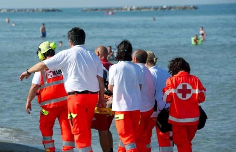 Turista bolognese di 74 anni muore per un malore in spiaggia