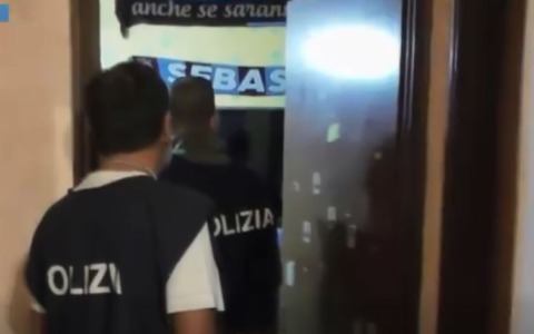 Ucciso in agguato al bus, ai domiciliari anche l’ultrà che lanciò il sasso