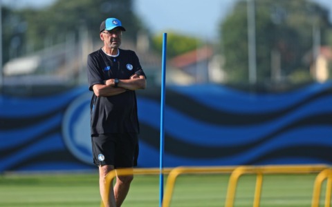 Ufficiale Gaetano. Primo allenamento per Sarri, con Giuntoli e Luca Percassi a bordocampo