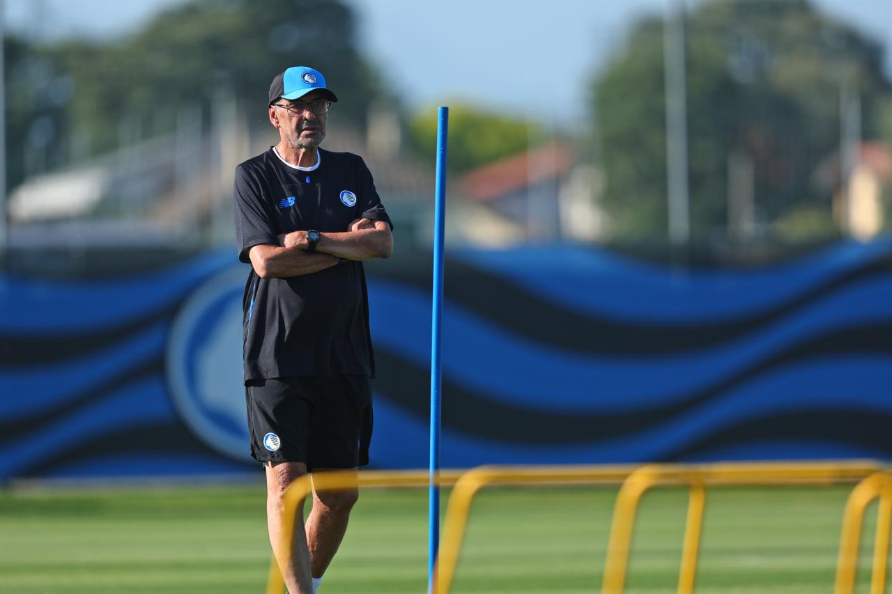 Ufficiale Gaetano. Primo allenamento per Sarri, con Giuntoli e Luca Percassi a bordocampo