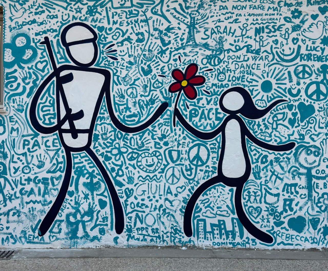 Un murale partecipativo per dire no a tutte le guerre, in 500 ci mettono la mano