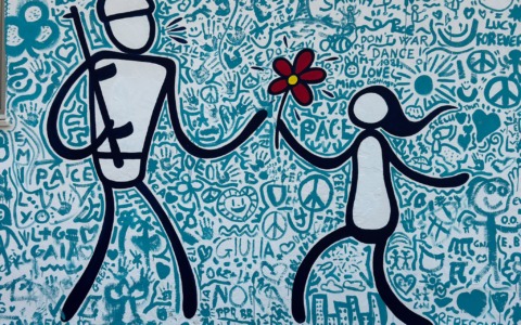 Un murale partecipativo per dire no a tutte le guerre, in 500 ci mettono la mano