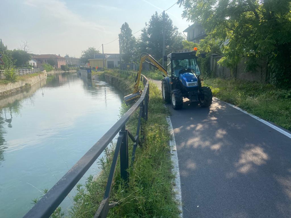 Un’alzaia più ordinata e sicura: taglio dell’erba lungo il Naviglio