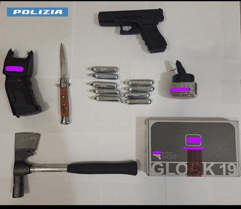 Valenza: trovati con un coltello, un martello e una pistola ad aria compressa. Scatta la denuncia