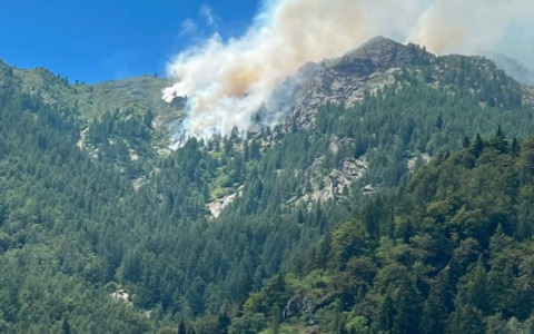 Valprato Soana, lotta al fuoco all’Ardegal: il vento complica la bonifica