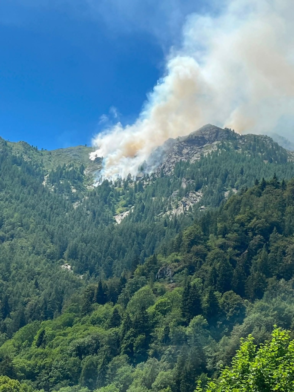 Valprato Soana, lotta al fuoco all’Ardegal: il vento complica la bonifica