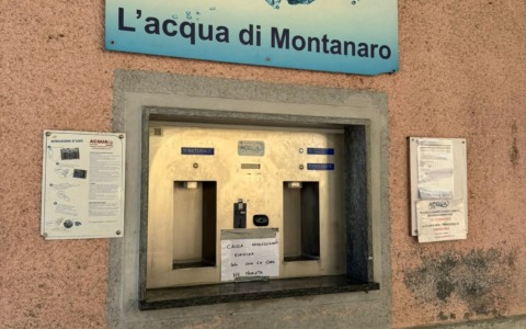 Vandali a Montanaro: danneggiata la Casetta dell’Acqua, guasta la gettoniera