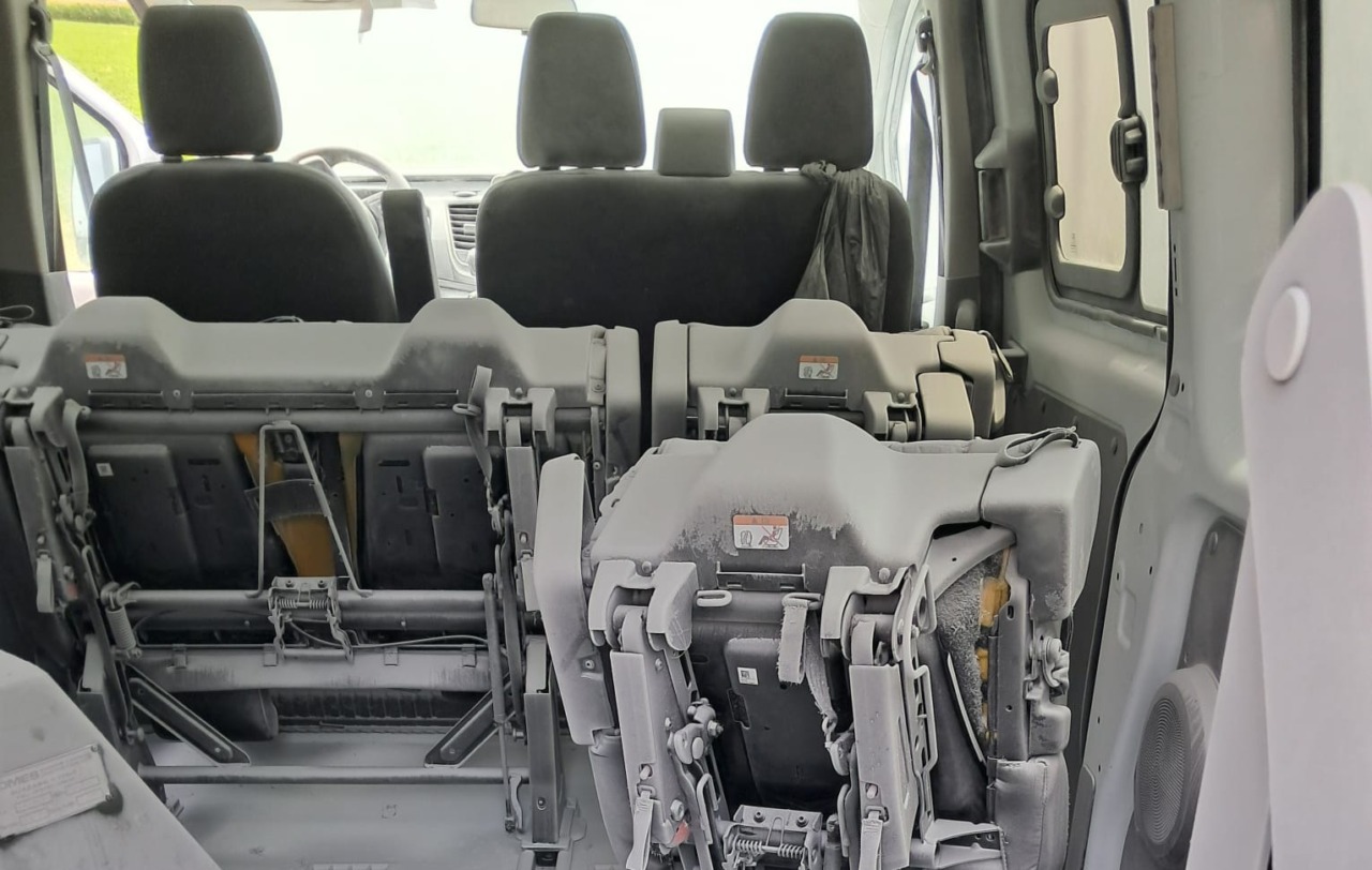 Vandali rubano e danneggiano il minibus dell’associazione per disabili
