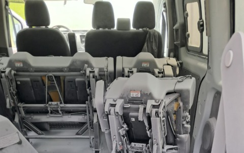 Vandali rubano e danneggiano il minibus dell’associazione per disabili