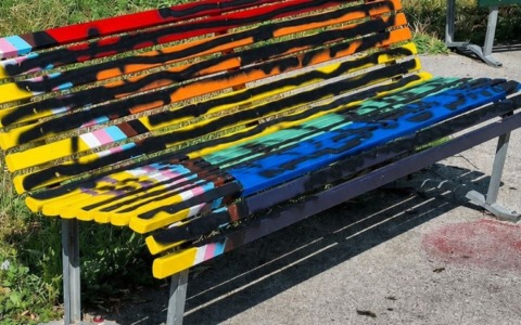 Vernice nera sulla panchina arcobaleno di piazza Schiavone: la condanna del Municipio 9