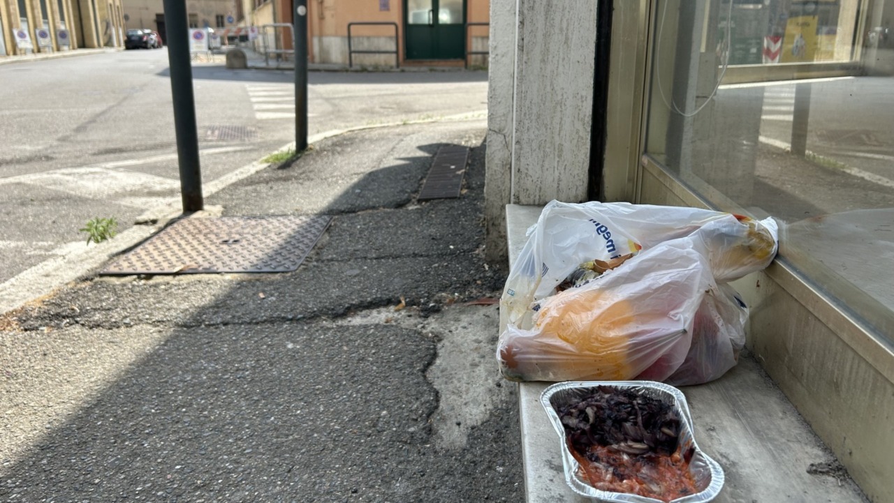 Via Quintino Sella, al peggio non c’è mai fine: “Bivaccano e lasciano i resti del cibo a marcire sotto il sole a 40 gradi”
