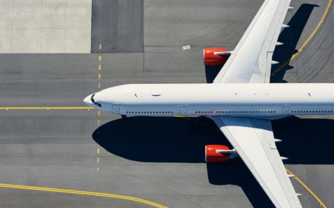 Viaggi aerei, da parlamento UE più diritti per i passeggeri: rimborsi più rapidi e bagaglio a mano gratis