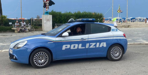 Viareggio, intervento della Polizia in un bagno della Darsena