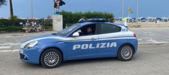 Viareggio, intervento della Polizia in un bagno della Darsena