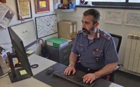 Vigevano, ruba uno smartphone e tenta di farsi pagare per restituirlo