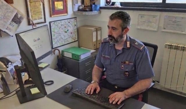 Vigevano, ruba uno smartphone e tenta di farsi pagare per restituirlo
