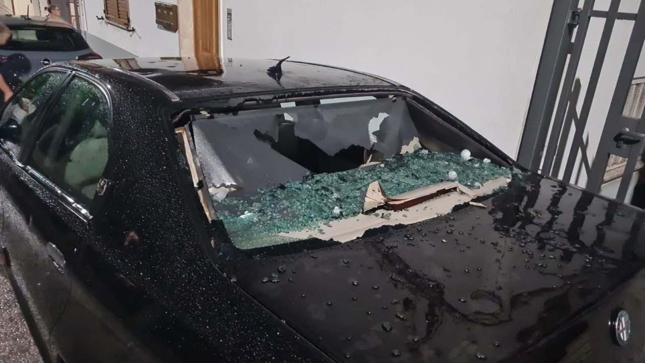 Violenta grandinata a San Benedetto. Auto danneggiate e feriti. La conta dei danni, il Comune: “Ora lo stato di emergenza”
