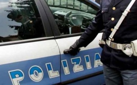Violenza in un bar: minaccia un cliente con l’arma e lo aggredisce, fermato un 37enne