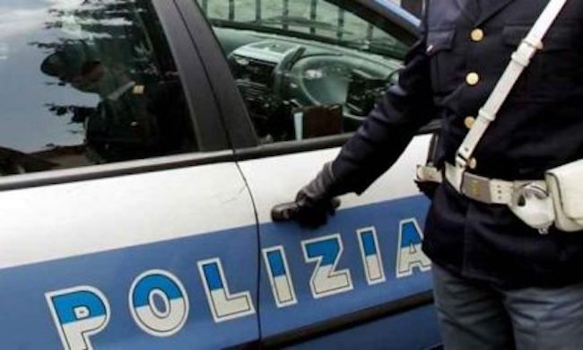 Violenza in un bar: minaccia un cliente con l’arma e lo aggredisce, fermato un 37enne