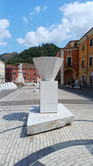 White Carrara, il marmo diventa spazio di raccoglimento: arriva l’opera “Soli” di Serena Confalonieri