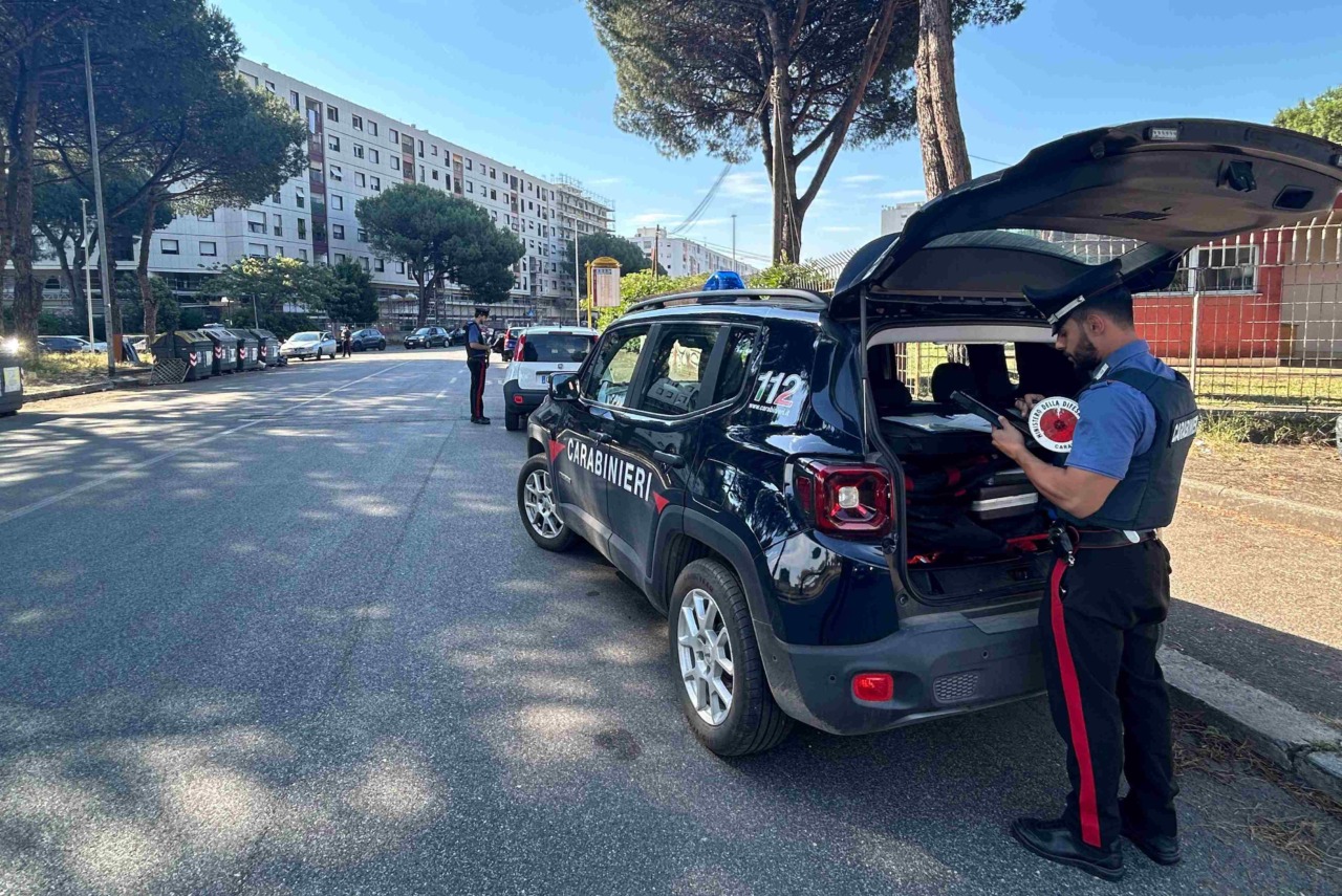 36enne scippa cellulare a una donna, bloccato dai passanti e arrestato